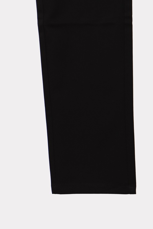 오피스 코튼 혼방 심플 슬랙스 APT105A는 남성용 슬림핏 긴 바지로, 베이지, 네이비, 다크그레이, 그레이, 블랙 등 다양한 컬러로 출시되었습니다. 폴리에스터와 폴리우레탄 혼방 소재로 제작되어 사계절 내내 착용 가능하며, 심플한 디자인과 신축성으로 편안함을 제공합니다. 오피스룩과 일상복 모두 활용 가능한 베이직 & 미니멀 스타일의 슬랙스입니다.
