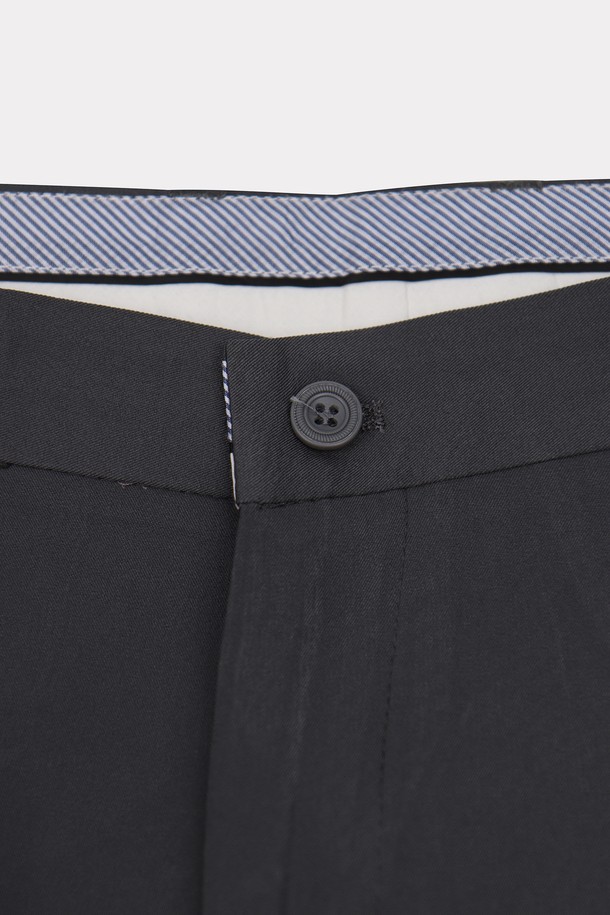 "오피스 코튼 혼방 심플 슬랙스 APT105A"는 남성용 슬랙스로, 폴리에스테르와 폴리우레탄 혼방 소재로 제작되어 봄, 여름, 가을, 겨울 사계절 모두 착용 가능합니다. 베이직하고 클래식한 스타일의 무지 디자인이며, 슬림핏, 레귤러핏, 와이드핏, 스트레이트 핏으로 다양한 핏을 선택할 수 있습니다. 네이비, 베이지, 그레이, 다크그레이, 블랙 등 5가지 색상으로 출시되었으며, 신축성이 약간 있어 편안한 착용감을 제공합니다.
