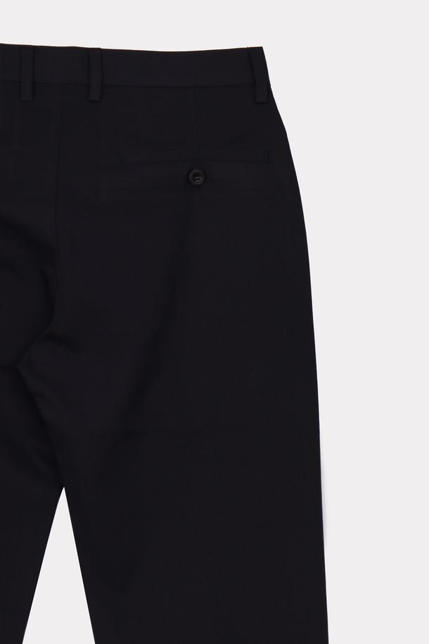 오피스 코튼 혼방 심플 슬랙스 APT105A는 남성용 슬림핏 슬랙스로, 베이직하고 미니멀한 스타일을 연출합니다. 봄, 여름, 가을, 겨울 사계절 모두 착용 가능하며, 폴리에스터와 폴리우레탄 혼방 소재로 제작되어 신축성이 있습니다. 베이지, 네이비, 다크그레이, 그레이, 블랙 등 다양한 색상으로 출시된 긴 기장의 무지 슬랙스입니다.
