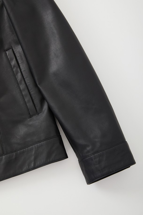 남성용 투 포켓 버튼 가죽 점퍼 CLJP109입니다. 부드러운 촉감의 소가죽 소재로 제작되어 봄, 가을 간절기에 착용하기 좋습니다. 베이직핏으로 어떤 옷에도 잘 어울리는 캐주얼하고 미니멀한 스타일을 연출합니다. 무지 디자인에 버튼 여밈 방식, 중간 두께감으로 편안하게 착용할 수 있으며, 이너 포켓 상단 가죽 마감과 버튼 디테일로 포인트를 더했습니다. 블랙 색상으로 다양한 스타일에 활용하기 좋은 데일리 아이템입니다.
