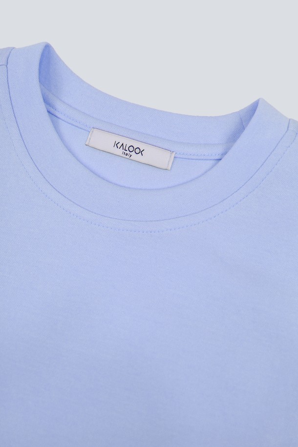 **멀티컬러 캐주얼 배색 맨투맨 TEE106A**는 [공용]으로 제작된 상의 맨투맨입니다. 봄, 가을에 어울리는 레귤러 핏의 긴소매 맨투맨으로, 부드러운 면 소재에 멀티컬러, 화이트, 블랙, 스카이블루 등의 다채로운 배색 디자인이 특징입니다. 라운드넥으로 제작되어 일상생활에서 캐주얼하고 베이직한 스타일 연출에 적합합니다. 두께는 보통이며, 편안한 착용감을 선사합니다. 미니멀한 스타일을 선호하는 분들께 추천합니다.
