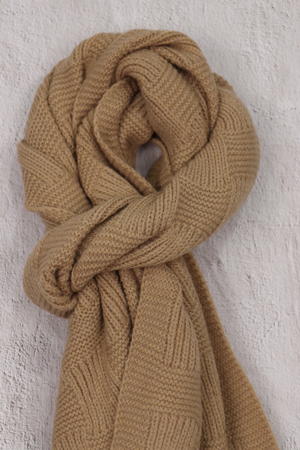 격자 패턴 니트 머플러 AMU123A는 부드러운 니트 소재로 제작되어 가을, 겨울철 따뜻함을 선사하는 머플러입니다. 베이지, 브라운 두 가지 색상으로 출시되어 다양한 룩에 매치하기 용이하며, 캐주얼 및 베이직 스타일을 연출하기 좋습니다. 격자 무늬 디자인과 두꺼운 두께감으로 보온성을 높였으며, 니트 짜임 특유의 부드러운 촉감이 특징입니다. 일상생활에서 활용하기 좋은 실용적인 아이템입니다.
