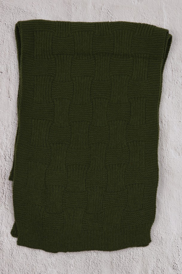 격자 패턴 니트 머플러 AMU123A는 부드러운 촉감과 두꺼운 두께로 따뜻함을 선사하는 머플러입니다. 카키와 그린 두 가지 색상으로 출시되어 다양한 겨울 스타일을 연출할 수 있습니다. 베이직하고 캐주얼한 스타일을 선호하는 분들께 추천하며, 격자 무늬 디자인이 특징입니다. 뛰어난 보온성으로 추운 날씨에도 따뜻하게 착용할 수 있습니다. 캐주얼, 클래식, 미니멀 스타일 모두 소화 가능한 활용도 높은 아이템입니다.
