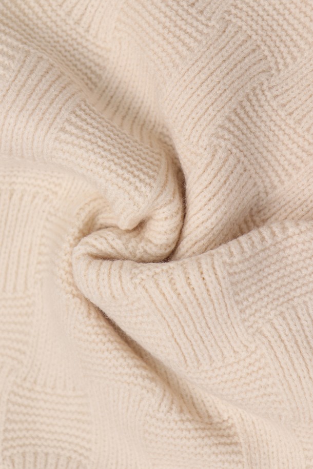 격자 패턴 니트 머플러 AMU123A는 부드러운 니트 소재로 제작되어 포근한 착용감을 선사합니다. 아이보리와 베이지 색상으로 구성되어 있어 어떤 스타일에도 잘 어울리며, 가을, 겨울철 데일리룩에 활용하기 좋습니다. 두꺼운 두께감과 격자 무늬 디자인은 보온성을 높여주며, 캐주얼, 클래식, 미니멀 스타일 모두 소화 가능한 활용도 높은 머플러입니다. 산책룩에 매치하여 포근하고 아늑한 분위기를 연출해 보세요.
