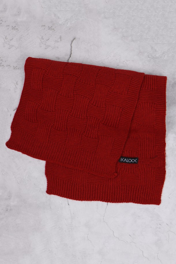 격자 패턴 니트 머플러 AMU123A는 부드러운 니트 소재로 제작되어 포근한 착용감을 선사합니다. 가을과 겨울, 쌀쌀한 날씨에 보온성을 더해주는 두꺼운 두께의 롱 스카프입니다. 격자 무늬 패턴이 돋보이는 디자인으로, 베이직하고 캐주얼한 스타일을 연출하기 좋습니다. 레드, 버건디 두 가지 색상으로 출시되어, 다양한 룩에 포인트 아이템으로 활용 가능합니다. 산책룩, 출근룩 등 데일리룩에 클래식하고 미니멀한 감성을 더해보세요.
