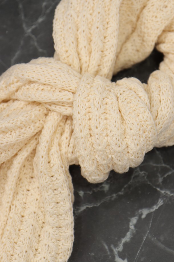 눈꽃 패턴 니트 목도리 머플러 AMU125A는 겨울과 가을, 쌀쌀한 날씨에 따뜻함과 스타일을 모두 잡을 수 있는 머플러입니다. 부드러운 니트 소재로 제작되어 뛰어난 촉감을 자랑하며, 아이보리 및 화이트 컬러의 조화가 포근한 분위기를 연출합니다. 두꺼운 두께감과 보온성을 높여 추운 날씨에도 따뜻하게 착용할 수 있습니다. 눈꽃 패턴 니트 디자인은 클래식, 미니멀, 캐주얼 등 다양한 스타일에 잘 어울려 데일리 아이템으로 활용하기 좋습니다. 
