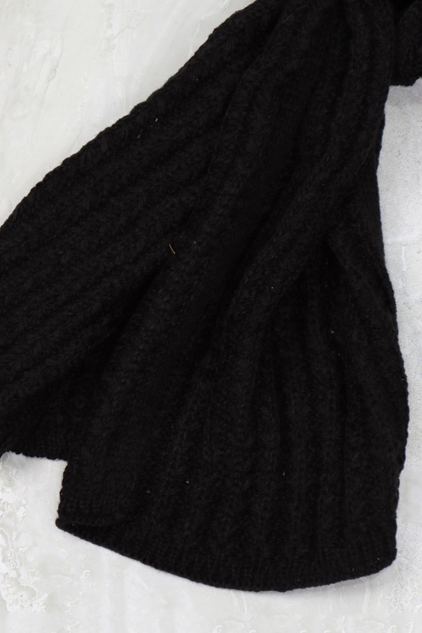 눈꽃 패턴 니트 목도리 머플러 AMU125A는 가을, 겨울철 따뜻함을 선사하는 베이직 스타일의 목도리/머플러입니다. 보온성이 뛰어난 니트 소재로 제작되었으며, 부드러운 촉감이 특징입니다. 블랙 컬러에 눈꽃 패턴 디자인이 더해져 클래식, 미니멀, 캐주얼 등 다양한 스타일에 매치하기 좋습니다. 두꺼운 두께감으로 추운 날씨에도 따뜻하게 착용할 수 있으며, 일상에서 폭넓게 활용할 수 있습니다.
