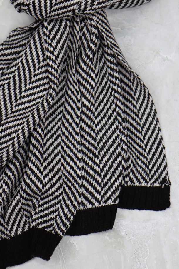 빗살 체크 블랙 머플러 AMU126A는 클래식, 미니멀, 캐주얼 스타일에 모두 잘 어울리는 머플러/스카프입니다. 사계절 내내 활용 가능한 폴리에스테르 소재로 제작되어 부드러운 착용감을 선사합니다. 빗살 체크 패턴과 블랙 컬러의 조화가 세련된 분위기를 연출하며, FREE 사이즈로 누구나 편안하게 착용할 수 있습니다. 쌀쌀한 날씨에는 따뜻하게, 간절기에는 멋스러운 스타일링을 완성해 보세요. 데일리룩에 포인트 아이템으로 활용하기 좋은 머플러입니다.
