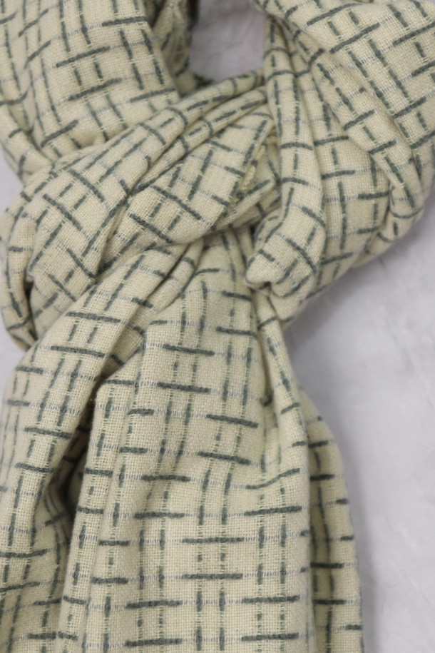 빅 격자 패턴 머플러 AMU142A는 캐주얼, 클래식, 미니멀 스타일을 아우르는 공용 머플러입니다. 가을, 겨울 시즌에 어울리는 화이트, 블랙 두 가지 색상으로 제공되며, 데일리룩에 포인트 아이템으로 활용하기 좋습니다. 격자 패턴과 프린지 디테일이 돋보이는 디자인으로, 베이직하면서도 세련된 느낌을 선사합니다. 부드러운 촉감으로 제작되어 편안하게 착용할 수 있습니다.
