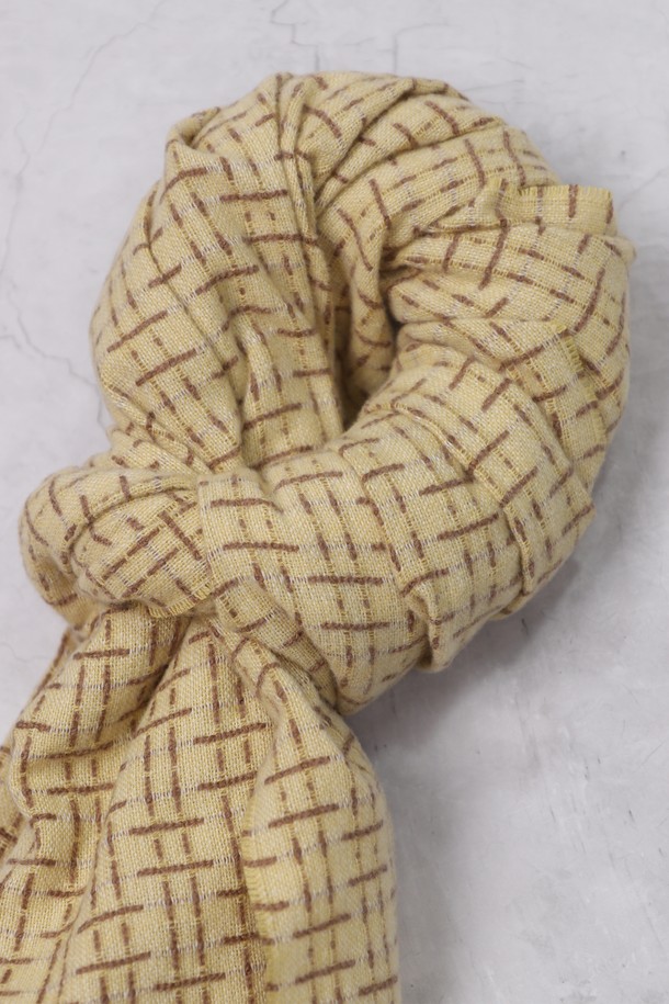 빅 격자 패턴 머플러 AMU142A는 가을, 겨울철 따뜻함을 선사하는 베이지 컬러의 머플러입니다. 넉넉한 빅 사이즈에 클래식한 격자 무늬가 돋보이며, 프린지 장식으로 포인트를 더했습니다. 부드러운 촉감으로 제작되어 편안하게 착용할 수 있으며, 클래식 및 미니멀 스타일 모두에 잘 어울립니다. 일상복에 매치하여 포근하고 세련된 분위기를 연출해보세요.
