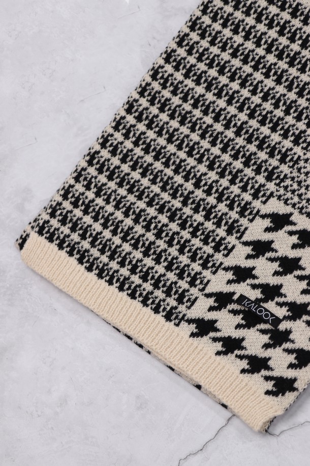 하운드투스 체크 패턴 배색 머플러 AMU138는 가을, 겨울철 당신의 스타일을 완성해 줄 머플러/스카프입니다. 부드러운 니트와 울 소재로 제작되어 뛰어난 보온성을 자랑하며, 차분하면서도 세련된 블랙, 화이트, 베이지 색상의 조화가 돋보입니다. 클래식하고 베이직한 디자인에 하운드투스 체크 패턴이 더해져 출근룩, 모임룩 등 다양한 TPO에 활용 가능합니다. 두꺼운 두께감으로 따뜻함을 더하며, 미니멀한 스타일을 선호하는 분들께 추천합니다.
