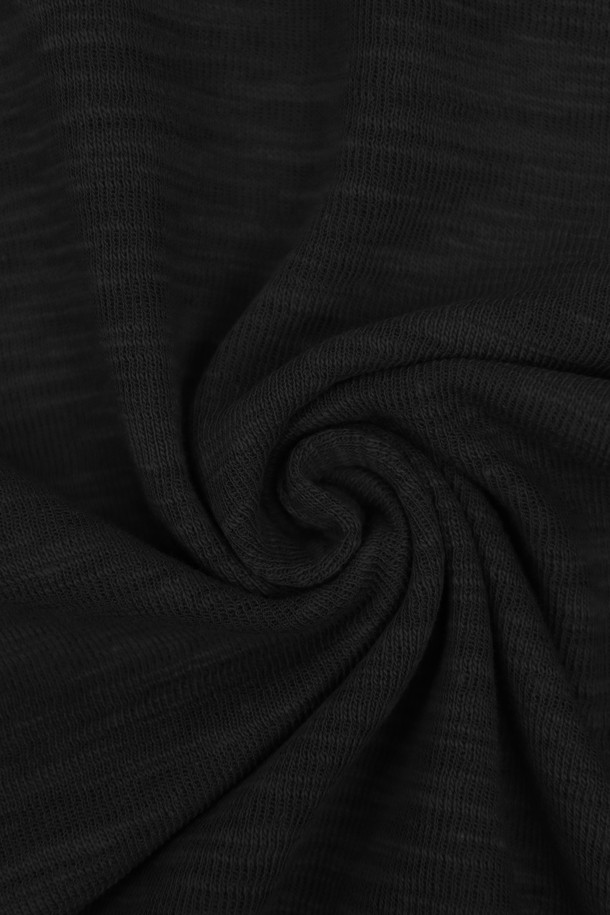 남성 솔리드 봄 가을 코튼 브이넥 긴팔 티셔츠 TEE102는 베이직한 스타일의 남성용 긴팔 티셔츠입니다. 부드러운 촉감의 면 소재로 제작되었으며, 봄, 가을 간절기에 착용하기 좋습니다. 슬림핏 디자인에 브이넥 라인으로 세련된 느낌을 더했습니다. 아이보리, 블랙, 블루, 브라운 4가지 색상으로 출시되어 데이트룩, 카페룩 등 다양한 TPO에 활용 가능합니다. 니트 느낌의 솔리드 소재에 신축성이 약간 있어 편안하게 착용할 수 있습니다. 캐주얼, 미니멀, 클래식 스타일을 즐겨 입는 남성분들께 추천합니다.
