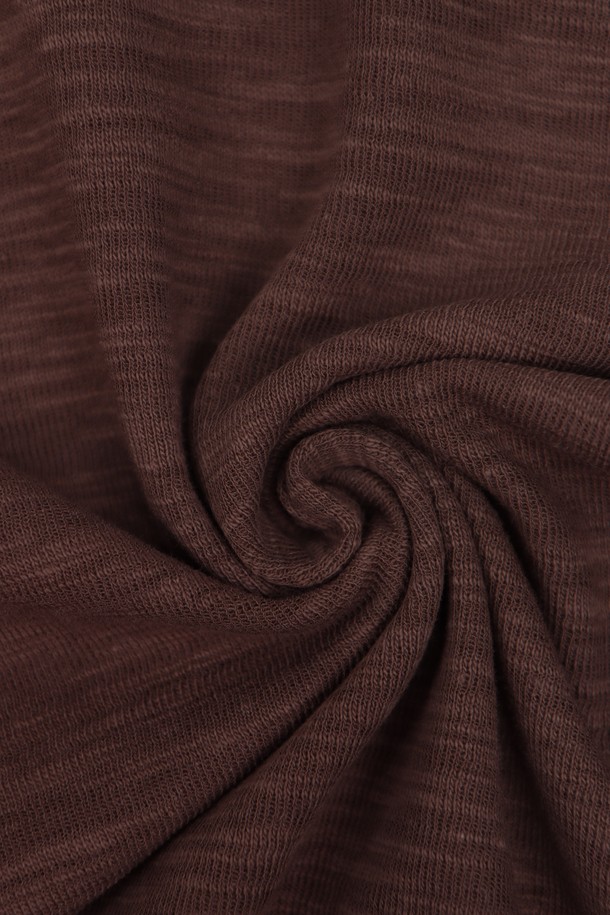 남성 솔리드 봄/가을 코튼 브이넥 긴팔 티셔츠 TEE102는 부드러운 착용감의 면 소재로 제작되어 편안함을 선사합니다. 얇은 두께감으로 봄, 가을 간절기에 적합하며, 슬림핏 디자인과 베이직 스타일로 미니멀, 클래식, 캐주얼 등 다양한 룩에 활용하기 좋습니다. 아이보리, 블랙, 네이비, 브라운까지 네 가지의 기본 컬러로 출시되어 폭넓은 선택이 가능합니다. 약간의 신축성이 있어 활동성을 높였으며, 비침 걱정 없이 니트 느낌으로 세련된 분위기를 연출할 수 있습니다. 브이넥 라인과 긴 소매 디자인이 특징인 솔리드 긴팔 티셔츠입니다.
