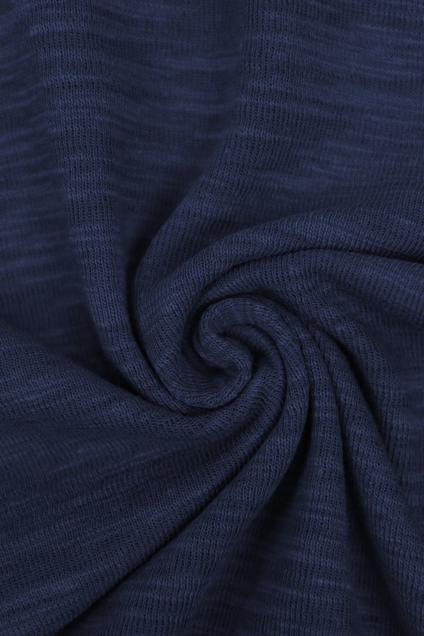 남성 솔리드 봄 가을 코튼 브이넥 긴팔 티셔츠 TEE102는 부드러운 촉감의 면 소재로 제작되어 편안한 착용감을 선사합니다. 봄, 가을 시즌에 적합하며, 베이직한 스타일의 무지 디자인으로 다양한 룩에 활용하기 좋습니다. 슬림핏으로 깔끔하게 떨어지는 핏과 살짝 비침이 있는 얇은 두께, 약간의 신축성으로 활동성을 더했습니다. 브이넥 라인과 긴 소매 기장으로 세련됨을 더하여 데이트룩, 카페룩 등 다양한 TPO에 활용 가능하며, 미니멀, 클래식, 캐주얼 스타일을 연출할 수 있습니다. 아이보리, 블랙, 블루, 브라운 4가지 컬러로 출시되어 폭넓은 선택지를 제공합니다.
