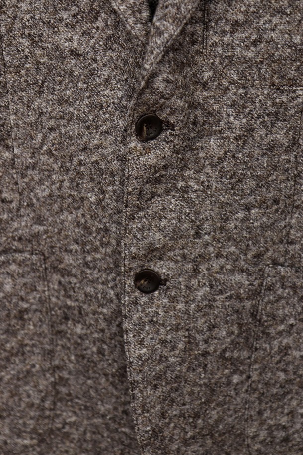 브라운 멜란지 투버튼 소프트 울 혼방 재킷 AJK112A는 남성용 아우터입니다. 가을과 겨울에 어울리는 두꺼운 두께감의 재킷으로, 부드러운 촉감의 울 혼방 소재로 제작되었습니다. 클래식하고 베이직한 스타일의 무지 패턴에 레귤러 핏, 테일러드 코트 타입으로 오피스룩, 비즈니스 캐주얼, 출근룩에 적합합니다. 투버튼 여밈 방식과 긴 소매 기장으로 미니멀하면서도 세련된 분위기를 연출합니다.
