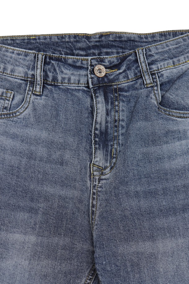 남성용 봄, 가을 시즌에 적합한 BLUE 컬러의 레귤러핏 캐주얼 청바지입니다. 컷아웃 디자인이 돋보이며, 면과 폴리우레탄 혼방 소재로 제작되어 신축성이 좋습니다. 일상복으로 편안하게 착용 가능하며, 지퍼형으로 간편하게 여닫을 수 있습니다.
