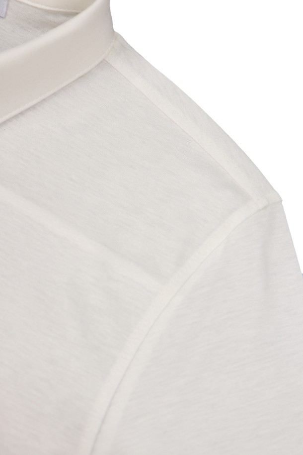 남성용 고급 텐셀 셔츠형 반팔 카라 티셔츠 STEE102A는 부드러운 텐셀과 면 혼방 소재로 제작되어, 얇은 두께감과 약간의 신축성으로 편안한 착용감을 선사합니다. 베이직한 스트라이프 패턴과 슬림핏 디자인으로 일상복에 잘 어울리며, 베이지, 블랙, 화이트 색상으로 제공됩니다. 고급 국내 원단을 사용하여 제작되었으며, 카라 디자인으로 세련된 느낌을 더했습니다.
