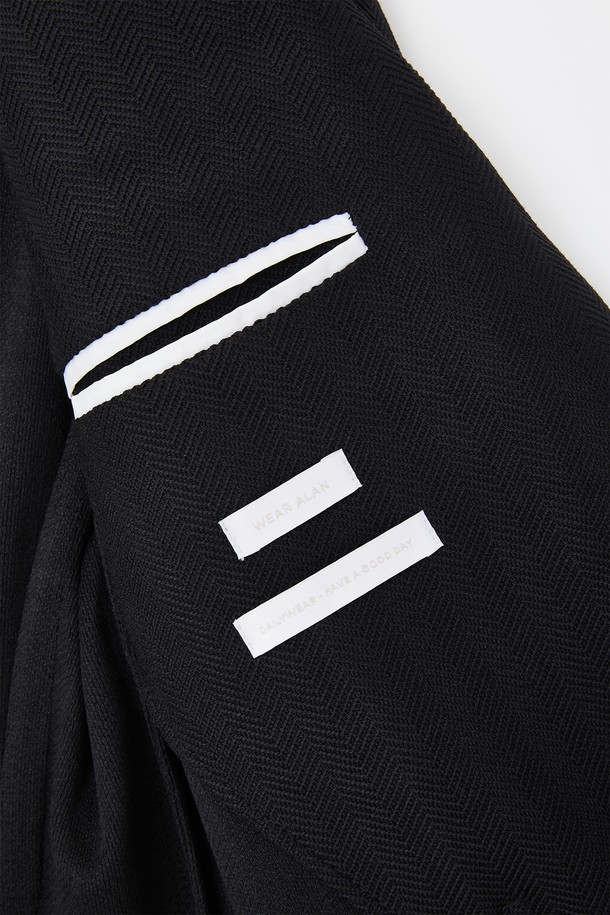 블랙 컬러의 헤링본 패턴이 돋보이는 CJK107 스판 자켓입니다. 봄, 가을에 착용하기 적합하며, 베이직한 스타일로 일상복으로 활용하기 좋습니다. 폴리에스터, 레이온, 폴리우레탄 혼방 소재로 제작되어 신축성 있는 편안한 착용감을 선사하며, 긴 소매와 버튼 여밈, 베이직 핏 디자인이 특징입니다. 안주머니 버튼 디테일과 브랜드 라벨 패치가 돋보입니다.
