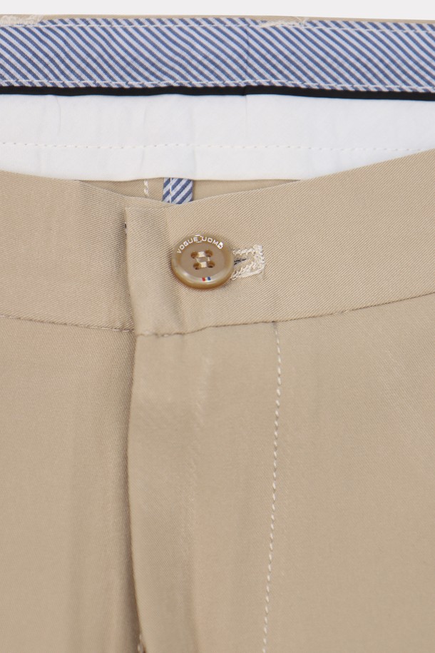 오피스 코튼 혼방 심플 슬랙스 APT105A는 베이직하고 미니멀한 스타일의 남성용 슬랙스입니다. 베이지, 네이비, 다크그레이, 그레이, 블랙 등 다양한 컬러로 출시되어 폭넓은 선택이 가능하며, 슬림핏으로 제작되어 깔끔한 핏을 선사합니다. 폴리에스터와 폴리우레탄 혼방 소재로 제작되어 사계절 내내 편안하게 착용할 수 있습니다.
