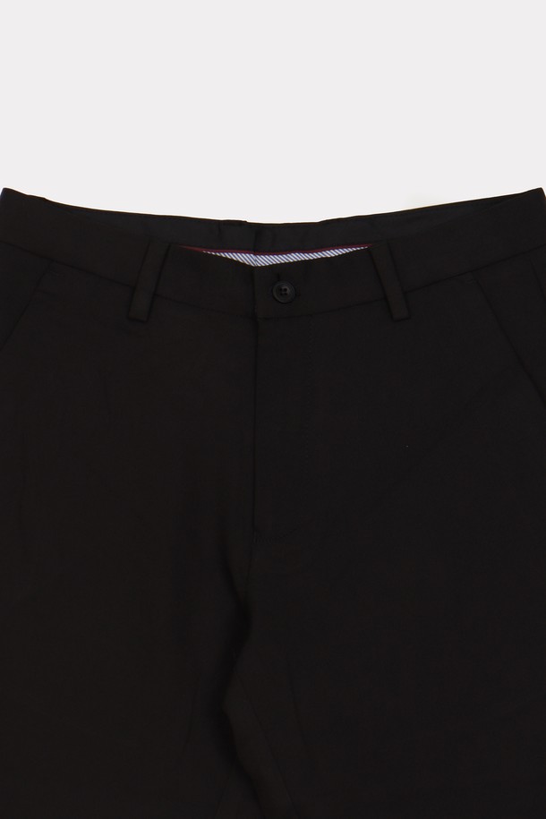 오피스 코튼 혼방 심플 슬랙스 APT105A는 남성용 슬림핏 긴 바지로, 베이지, 네이비, 다크그레이, 그레이, 블랙 등 다양한 컬러로 출시되었습니다. 폴리에스터와 폴리우레탄 혼방 소재로 제작되어 사계절 내내 착용 가능하며, 심플한 디자인과 신축성으로 편안함을 제공합니다. 오피스룩과 일상복 모두 활용 가능한 베이직 & 미니멀 스타일의 슬랙스입니다.
