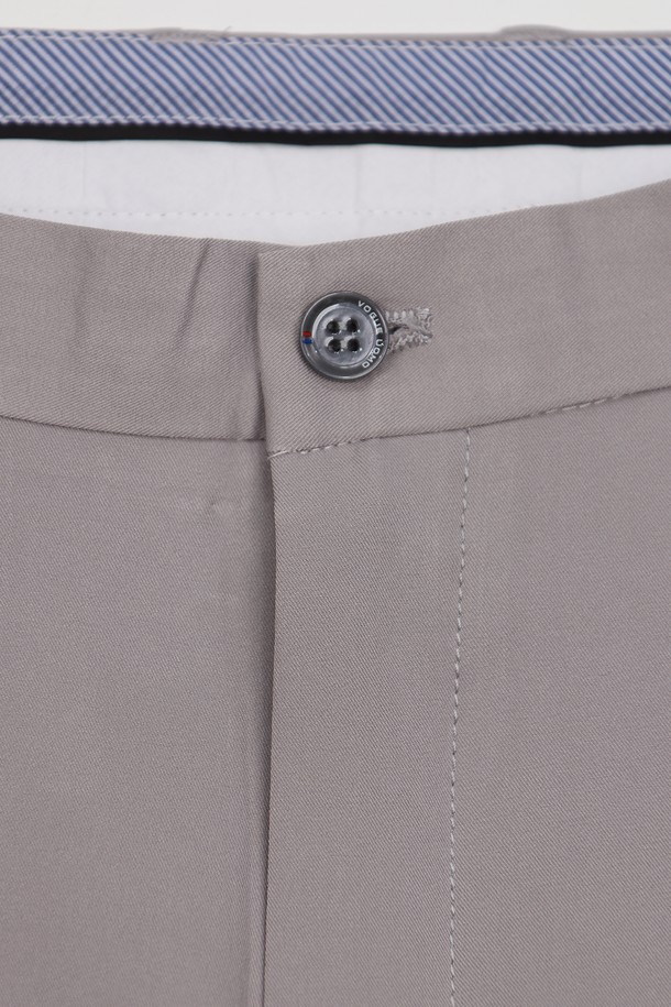 오피스 코튼 혼방 심플 슬랙스 APT105A는 남성을 위한 슬랙스입니다. 네이비, 베이지, 그레이, 다크그레이, 블랙 등 다양한 컬러로 출시되었으며, 오피스룩과 일상복 모두에 활용 가능합니다. 슬림핏, 레귤러핏, 와이드핏, 일자핏으로 출시되어 다양한 핏을 선택할 수 있으며, 폴리에스터와 폴리우레탄 혼방 소재로 제작되어 신축성이 보통입니다.
