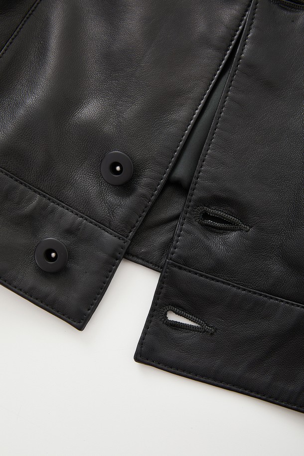 남성용 투 포켓 버튼 가죽 점퍼 CLJP109입니다. 부드러운 촉감의 소가죽 소재로 제작되어 봄, 가을 간절기에 착용하기 좋습니다. 베이직핏으로 어떤 옷에도 잘 어울리는 캐주얼하고 미니멀한 스타일을 연출합니다. 무지 디자인에 버튼 여밈 방식, 중간 두께감으로 편안하게 착용할 수 있으며, 이너 포켓 상단 가죽 마감과 버튼 디테일로 포인트를 더했습니다. 블랙 색상으로 다양한 스타일에 활용하기 좋은 데일리 아이템입니다.
