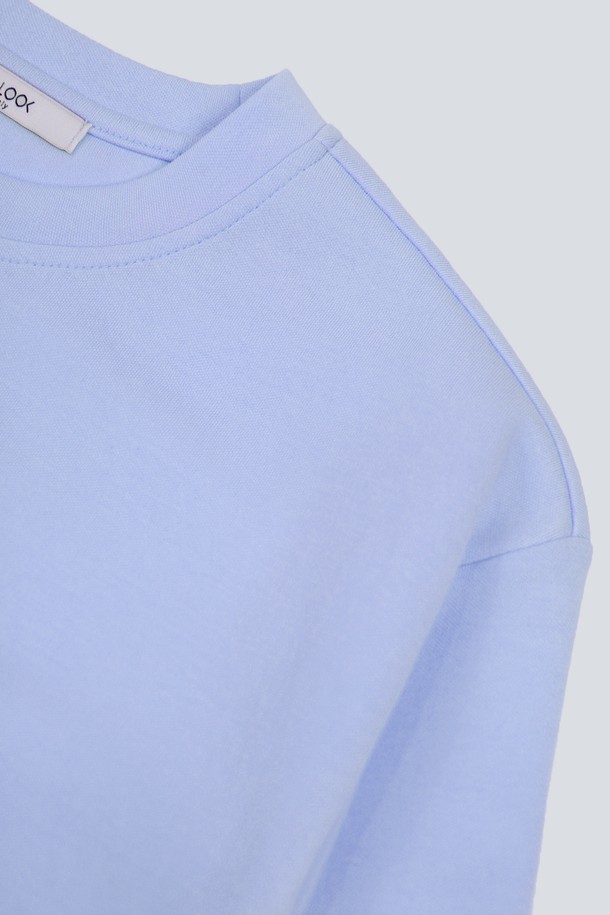 **멀티컬러 캐주얼 배색 맨투맨 TEE106A**는 [공용]으로 제작된 상의 맨투맨입니다. 봄, 가을에 어울리는 레귤러 핏의 긴소매 맨투맨으로, 부드러운 면 소재에 멀티컬러, 화이트, 블랙, 스카이블루 등의 다채로운 배색 디자인이 특징입니다. 라운드넥으로 제작되어 일상생활에서 캐주얼하고 베이직한 스타일 연출에 적합합니다. 두께는 보통이며, 편안한 착용감을 선사합니다. 미니멀한 스타일을 선호하는 분들께 추천합니다.
