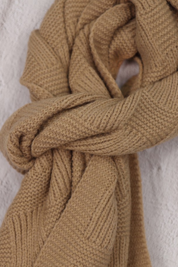 격자 패턴 니트 머플러 AMU123A는 부드러운 니트 소재로 제작되어 가을, 겨울철 따뜻함을 선사하는 머플러입니다. 베이지, 브라운 두 가지 색상으로 출시되어 다양한 룩에 매치하기 용이하며, 캐주얼 및 베이직 스타일을 연출하기 좋습니다. 격자 무늬 디자인과 두꺼운 두께감으로 보온성을 높였으며, 니트 짜임 특유의 부드러운 촉감이 특징입니다. 일상생활에서 활용하기 좋은 실용적인 아이템입니다.
