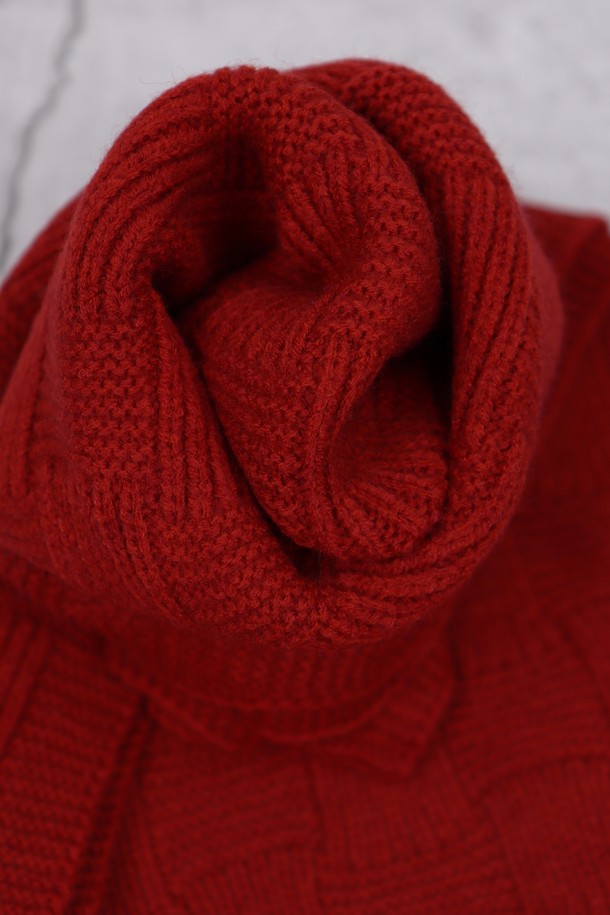 격자 패턴 니트 머플러 AMU123A는 부드러운 니트 소재로 제작되어 포근한 착용감을 선사합니다. 가을과 겨울, 쌀쌀한 날씨에 보온성을 더해주는 두꺼운 두께의 롱 스카프입니다. 격자 무늬 패턴이 돋보이는 디자인으로, 베이직하고 캐주얼한 스타일을 연출하기 좋습니다. 레드, 버건디 두 가지 색상으로 출시되어, 다양한 룩에 포인트 아이템으로 활용 가능합니다. 산책룩, 출근룩 등 데일리룩에 클래식하고 미니멀한 감성을 더해보세요.
