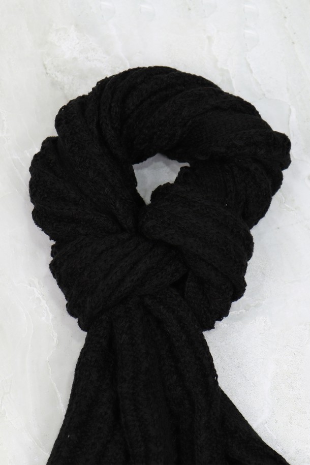 눈꽃 패턴 니트 목도리 머플러 AMU125A는 가을, 겨울철 따뜻함을 선사하는 베이직 스타일의 목도리/머플러입니다. 보온성이 뛰어난 니트 소재로 제작되었으며, 부드러운 촉감이 특징입니다. 블랙 컬러에 눈꽃 패턴 디자인이 더해져 클래식, 미니멀, 캐주얼 등 다양한 스타일에 매치하기 좋습니다. 두꺼운 두께감으로 추운 날씨에도 따뜻하게 착용할 수 있으며, 일상에서 폭넓게 활용할 수 있습니다.
