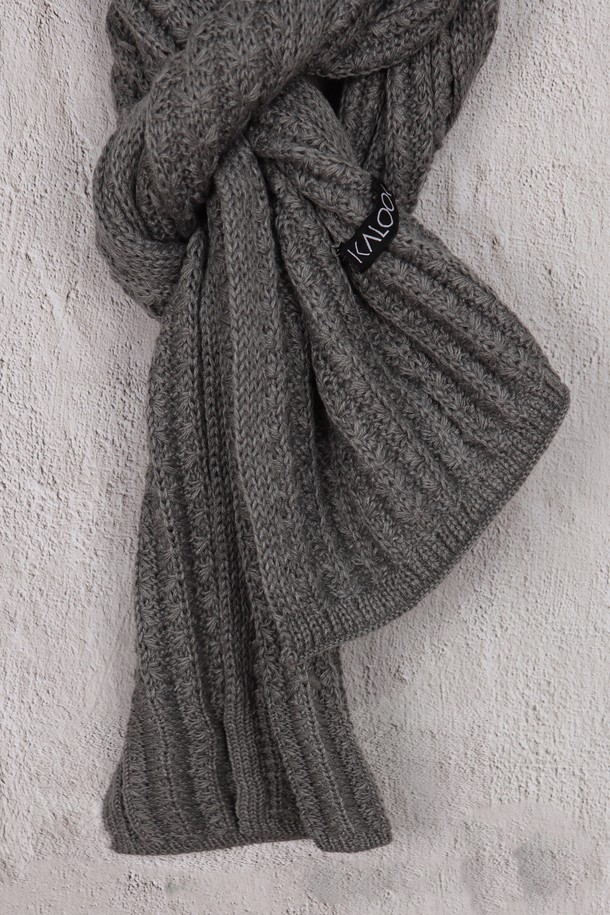 눈꽃 패턴 니트 목도리 머플러 AMU125A는 포근함과 스타일을 동시에 만족시키는 머플러입니다. 부드러운 니트 소재에 눈꽃 패턴과 케이블 디자인 장식을 더해 따뜻하면서도 세련된 분위기를 연출합니다. 톤 다운된 그레이 컬러는 어떤 스타일에도 잘 어울리며, 두꺼운 두께감과 골지 디테일이 보온성을 높여줍니다. 출근룩과 모임룩에 클래식, 미니멀, 캐주얼 스타일을 더해 겨울철 데일리 아이템으로 활용하기 좋습니다. 추운 계절, 따뜻함과 멋을 동시에 잡으세요.
