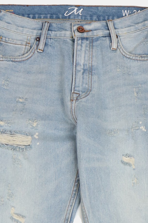 IKALOOK (이카룩) 봄/가을 연청 레귤러 핏 데미지 진 AJN172는 캐주얼한 스타일을 연출하기 좋은 남성 데님 팬츠입니다. 연청 컬러에 데미지 디테일이 더해져 트렌디한 무드를 선사하며, 면 98%와 폴리우레탄 2%의 혼방 소재로 제작되어 편안한 착용감을 제공합니다. 레귤러 핏으로 제작되어 누구나 부담 없이 즐겨 입을 수 있으며, 봄, 가을, 여름 시즌에 착용하기 적합합니다. 지퍼형 여밈 방식으로 간편하게 착용 가능하며, 데이트룩, 동네 마실룩, 쇼핑룩 등 다양한 TPO에 활용하기 좋습니다. 미니멀, 시티보이 스타일을 즐기는 분들께 추천합니다.
