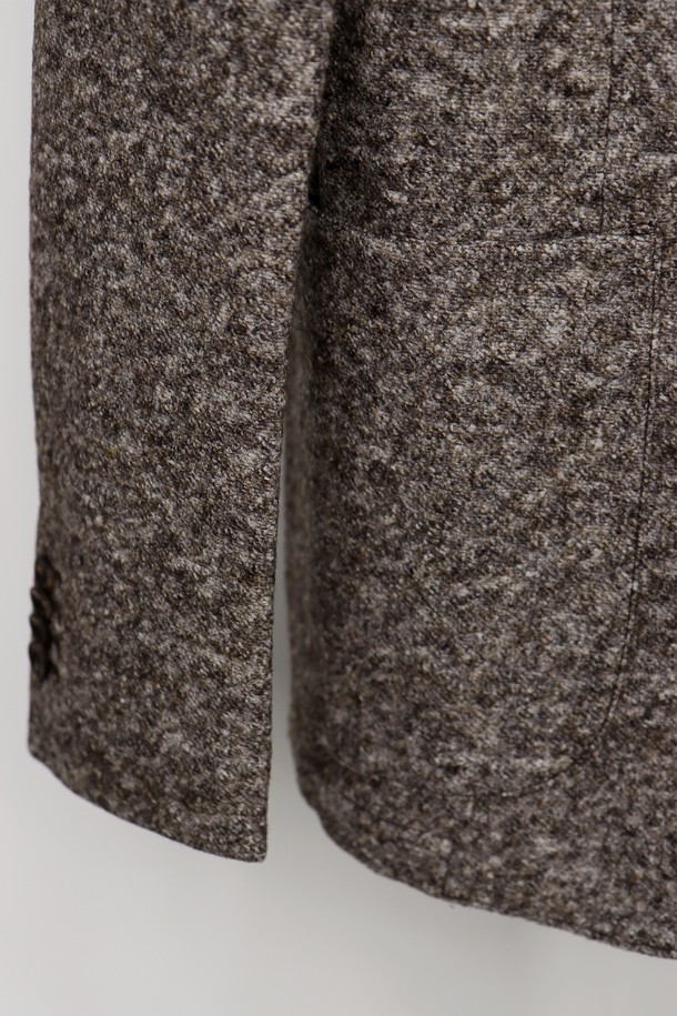 브라운 멜란지 투버튼 소프트 울 혼방 재킷 AJK112A는 남성용 아우터입니다. 가을과 겨울에 어울리는 두꺼운 두께감의 재킷으로, 부드러운 촉감의 울 혼방 소재로 제작되었습니다. 클래식하고 베이직한 스타일의 무지 패턴에 레귤러 핏, 테일러드 코트 타입으로 오피스룩, 비즈니스 캐주얼, 출근룩에 적합합니다. 투버튼 여밈 방식과 긴 소매 기장으로 미니멀하면서도 세련된 분위기를 연출합니다.
