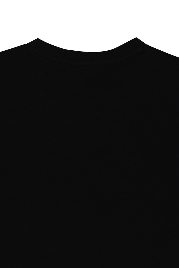 마이클 나염 실켓 반팔 티셔츠 ASTEE116은 남성용 티셔츠로, 봄, 여름, 가을 시즌에 착용하기 적합합니다. 부드러운 촉감의 면, 나일론, 폴리우레탄 혼방 소재로 제작되었으며, 슬림핏 라운드넥 디자인에 얇은 두께로 편안한 착용감을 제공합니다. 캐주얼 스타일의 나염 프린트가 돋보이며, 화이트와 블랙 두 가지 색상으로 출시되었습니다.
