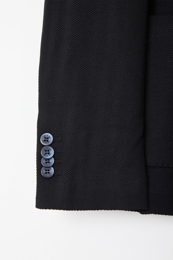 블랙 컬러의 헤링본 패턴이 돋보이는 CJK107 스판 자켓입니다. 봄, 가을에 착용하기 적합하며, 베이직한 스타일로 일상복으로 활용하기 좋습니다. 폴리에스터, 레이온, 폴리우레탄 혼방 소재로 제작되어 신축성 있는 편안한 착용감을 선사하며, 긴 소매와 버튼 여밈, 베이직 핏 디자인이 특징입니다. 안주머니 버튼 디테일과 브랜드 라벨 패치가 돋보입니다.
