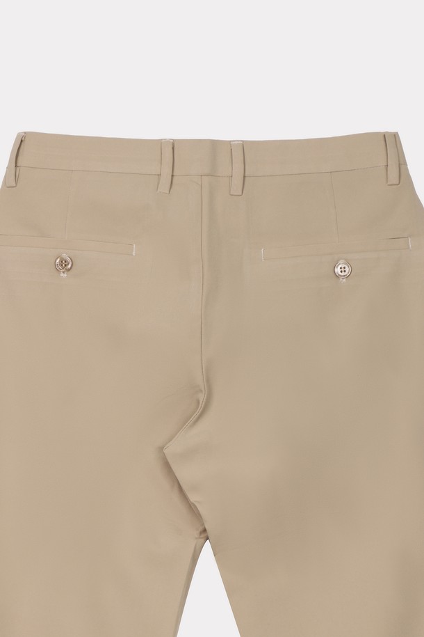 오피스 코튼 혼방 심플 슬랙스 APT105A는 베이직하고 미니멀한 스타일의 남성용 슬랙스입니다. 베이지, 네이비, 다크그레이, 그레이, 블랙 등 다양한 컬러로 출시되어 폭넓은 선택이 가능하며, 슬림핏으로 제작되어 깔끔한 핏을 선사합니다. 폴리에스터와 폴리우레탄 혼방 소재로 제작되어 사계절 내내 편안하게 착용할 수 있습니다.
