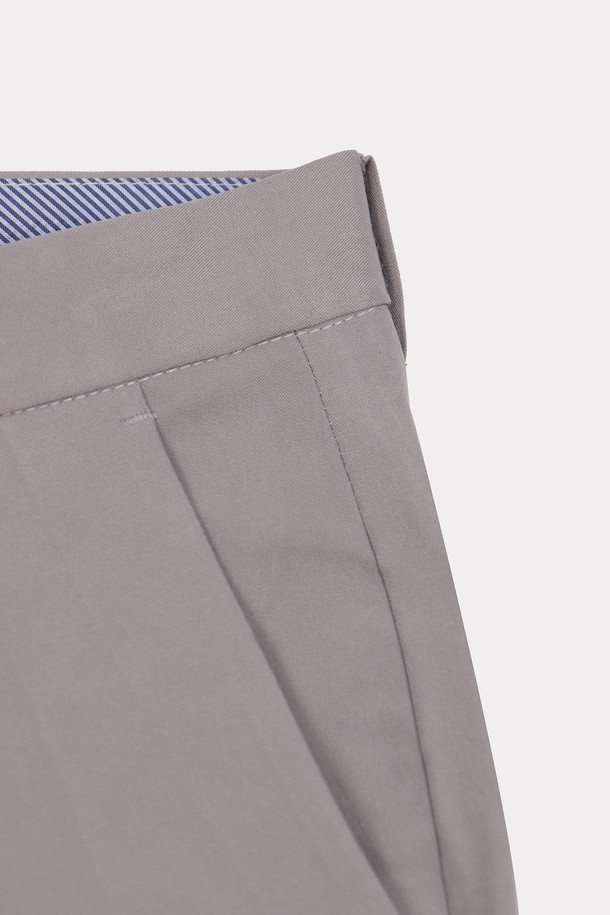 오피스 코튼 혼방 심플 슬랙스 APT105A는 남성을 위한 슬랙스입니다. 네이비, 베이지, 그레이, 다크그레이, 블랙 등 다양한 컬러로 출시되었으며, 오피스룩과 일상복 모두에 활용 가능합니다. 슬림핏, 레귤러핏, 와이드핏, 일자핏으로 출시되어 다양한 핏을 선택할 수 있으며, 폴리에스터와 폴리우레탄 혼방 소재로 제작되어 신축성이 보통입니다.
