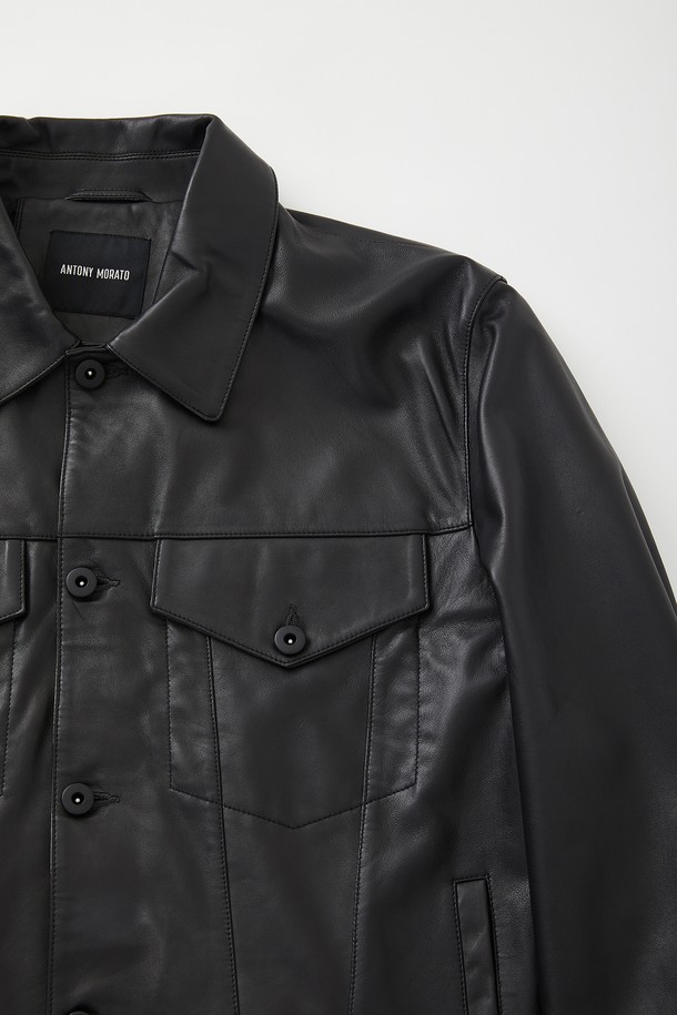 남성용 투 포켓 버튼 가죽 점퍼 CLJP109입니다. 부드러운 촉감의 소가죽 소재로 제작되어 봄, 가을 간절기에 착용하기 좋습니다. 베이직핏으로 어떤 옷에도 잘 어울리는 캐주얼하고 미니멀한 스타일을 연출합니다. 무지 디자인에 버튼 여밈 방식, 중간 두께감으로 편안하게 착용할 수 있으며, 이너 포켓 상단 가죽 마감과 버튼 디테일로 포인트를 더했습니다. 블랙 색상으로 다양한 스타일에 활용하기 좋은 데일리 아이템입니다.
