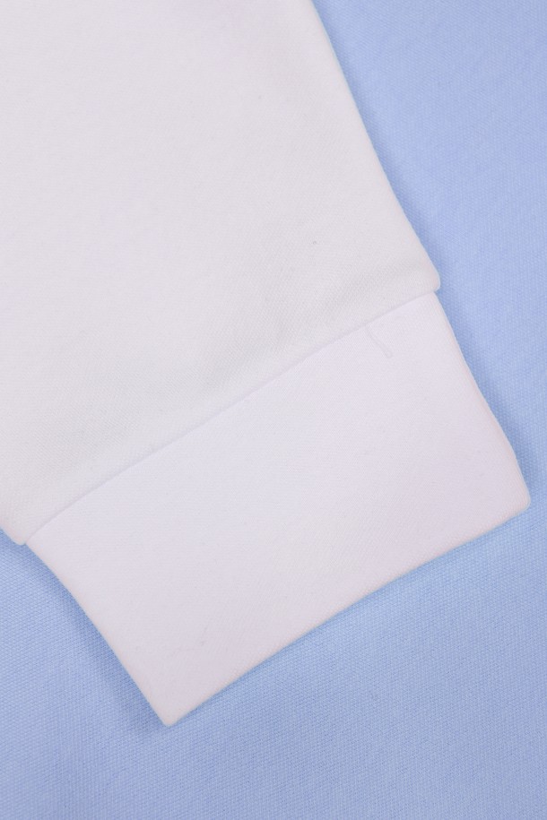 **멀티컬러 캐주얼 배색 맨투맨 TEE106A**는 [공용]으로 제작된 상의 맨투맨입니다. 봄, 가을에 어울리는 레귤러 핏의 긴소매 맨투맨으로, 부드러운 면 소재에 멀티컬러, 화이트, 블랙, 스카이블루 등의 다채로운 배색 디자인이 특징입니다. 라운드넥으로 제작되어 일상생활에서 캐주얼하고 베이직한 스타일 연출에 적합합니다. 두께는 보통이며, 편안한 착용감을 선사합니다. 미니멀한 스타일을 선호하는 분들께 추천합니다.
