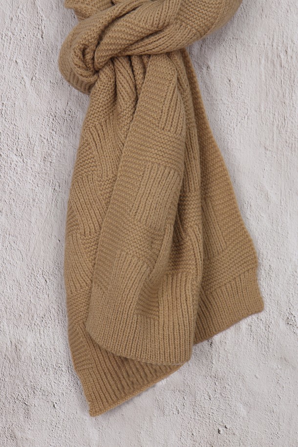 격자 패턴 니트 머플러 AMU123A는 부드러운 니트 소재로 제작되어 가을, 겨울철 따뜻함을 선사하는 머플러입니다. 베이지, 브라운 두 가지 색상으로 출시되어 다양한 룩에 매치하기 용이하며, 캐주얼 및 베이직 스타일을 연출하기 좋습니다. 격자 무늬 디자인과 두꺼운 두께감으로 보온성을 높였으며, 니트 짜임 특유의 부드러운 촉감이 특징입니다. 일상생활에서 활용하기 좋은 실용적인 아이템입니다.
