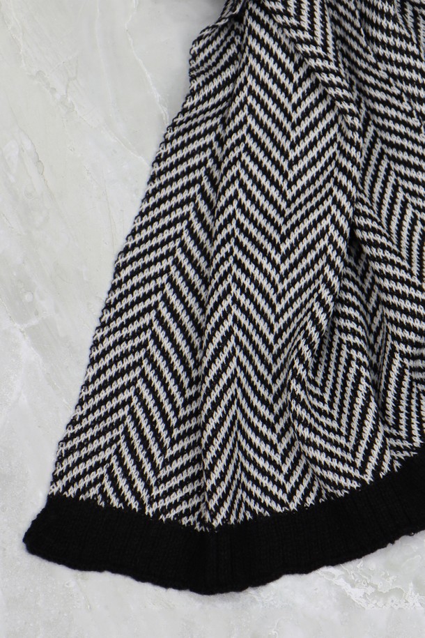 빗살 체크 블랙 머플러 AMU126A는 클래식, 미니멀, 캐주얼 스타일에 모두 잘 어울리는 머플러/스카프입니다. 사계절 내내 활용 가능한 폴리에스테르 소재로 제작되어 부드러운 착용감을 선사합니다. 빗살 체크 패턴과 블랙 컬러의 조화가 세련된 분위기를 연출하며, FREE 사이즈로 누구나 편안하게 착용할 수 있습니다. 쌀쌀한 날씨에는 따뜻하게, 간절기에는 멋스러운 스타일링을 완성해 보세요. 데일리룩에 포인트 아이템으로 활용하기 좋은 머플러입니다.
