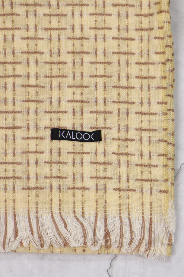 빅 격자 패턴 머플러 AMU142A는 가을, 겨울철 따뜻함을 선사하는 베이지 컬러의 머플러입니다. 넉넉한 빅 사이즈에 클래식한 격자 무늬가 돋보이며, 프린지 장식으로 포인트를 더했습니다. 부드러운 촉감으로 제작되어 편안하게 착용할 수 있으며, 클래식 및 미니멀 스타일 모두에 잘 어울립니다. 일상복에 매치하여 포근하고 세련된 분위기를 연출해보세요.
