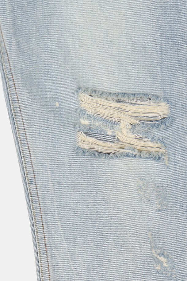 IKALOOK (이카룩) 봄/가을 연청 레귤러 핏 데미지 진 AJN172는 캐주얼한 스타일을 연출하기 좋은 남성 데님 팬츠입니다. 연청 컬러에 데미지 디테일이 더해져 트렌디한 무드를 선사하며, 면 98%와 폴리우레탄 2%의 혼방 소재로 제작되어 편안한 착용감을 제공합니다. 레귤러 핏으로 제작되어 누구나 부담 없이 즐겨 입을 수 있으며, 봄, 가을, 여름 시즌에 착용하기 적합합니다. 지퍼형 여밈 방식으로 간편하게 착용 가능하며, 데이트룩, 동네 마실룩, 쇼핑룩 등 다양한 TPO에 활용하기 좋습니다. 미니멀, 시티보이 스타일을 즐기는 분들께 추천합니다.
