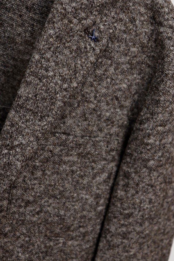 브라운 멜란지 투버튼 소프트 울 혼방 재킷 AJK112A는 남성용 아우터입니다. 가을과 겨울에 어울리는 두꺼운 두께감의 재킷으로, 부드러운 촉감의 울 혼방 소재로 제작되었습니다. 클래식하고 베이직한 스타일의 무지 패턴에 레귤러 핏, 테일러드 코트 타입으로 오피스룩, 비즈니스 캐주얼, 출근룩에 적합합니다. 투버튼 여밈 방식과 긴 소매 기장으로 미니멀하면서도 세련된 분위기를 연출합니다.
