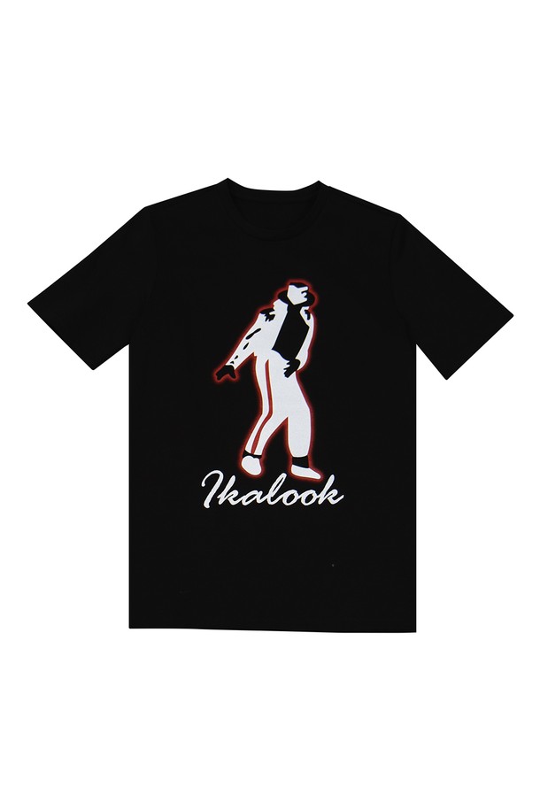 마이클 나염 실켓 반팔 티셔츠 ASTEE116은 남성용 티셔츠로, 봄, 여름, 가을 시즌에 착용하기 적합합니다. 부드러운 촉감의 면, 나일론, 폴리우레탄 혼방 소재로 제작되었으며, 슬림핏 라운드넥 디자인에 얇은 두께로 편안한 착용감을 제공합니다. 캐주얼 스타일의 나염 프린트가 돋보이며, 화이트와 블랙 두 가지 색상으로 출시되었습니다.
