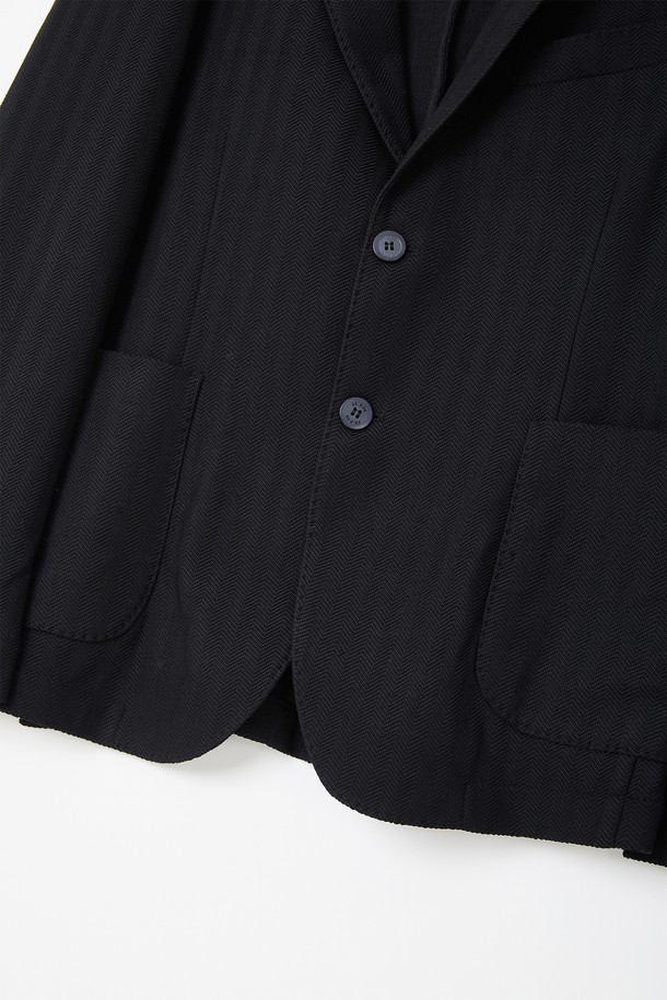 블랙 컬러의 헤링본 패턴이 돋보이는 CJK107 스판 자켓입니다. 봄, 가을에 착용하기 적합하며, 베이직한 스타일로 일상복으로 활용하기 좋습니다. 폴리에스터, 레이온, 폴리우레탄 혼방 소재로 제작되어 신축성 있는 편안한 착용감을 선사하며, 긴 소매와 버튼 여밈, 베이직 핏 디자인이 특징입니다. 안주머니 버튼 디테일과 브랜드 라벨 패치가 돋보입니다.
