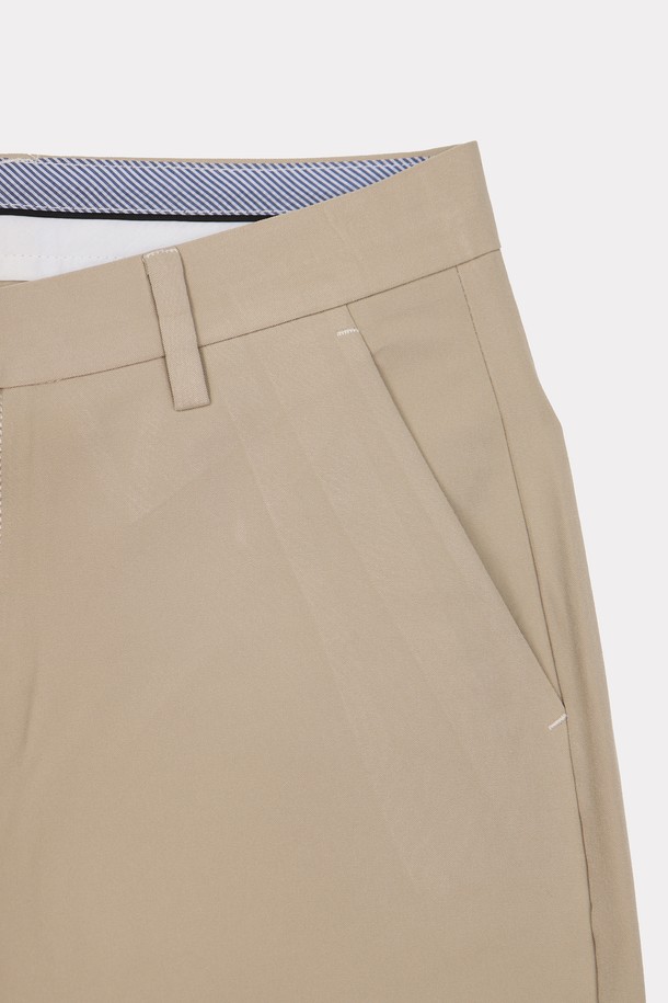 오피스 코튼 혼방 심플 슬랙스 APT105A는 베이직하고 미니멀한 스타일의 남성용 슬랙스입니다. 베이지, 네이비, 다크그레이, 그레이, 블랙 등 다양한 컬러로 출시되어 폭넓은 선택이 가능하며, 슬림핏으로 제작되어 깔끔한 핏을 선사합니다. 폴리에스터와 폴리우레탄 혼방 소재로 제작되어 사계절 내내 편안하게 착용할 수 있습니다.
