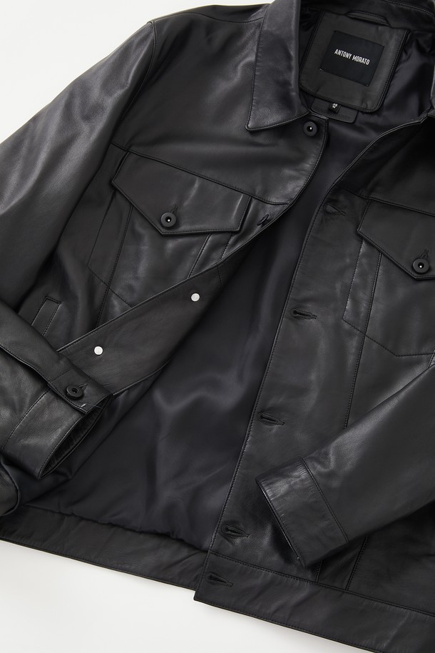 남성용 투 포켓 버튼 가죽 점퍼 CLJP109입니다. 부드러운 촉감의 소가죽 소재로 제작되어 봄, 가을 간절기에 착용하기 좋습니다. 베이직핏으로 어떤 옷에도 잘 어울리는 캐주얼하고 미니멀한 스타일을 연출합니다. 무지 디자인에 버튼 여밈 방식, 중간 두께감으로 편안하게 착용할 수 있으며, 이너 포켓 상단 가죽 마감과 버튼 디테일로 포인트를 더했습니다. 블랙 색상으로 다양한 스타일에 활용하기 좋은 데일리 아이템입니다.
