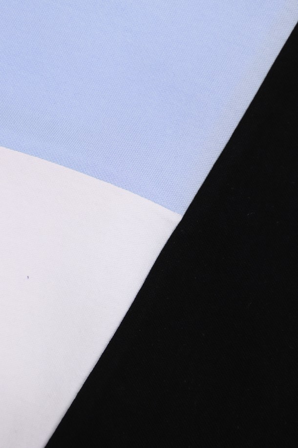 **멀티컬러 캐주얼 배색 맨투맨 TEE106A**는 [공용]으로 제작된 상의 맨투맨입니다. 봄, 가을에 어울리는 레귤러 핏의 긴소매 맨투맨으로, 부드러운 면 소재에 멀티컬러, 화이트, 블랙, 스카이블루 등의 다채로운 배색 디자인이 특징입니다. 라운드넥으로 제작되어 일상생활에서 캐주얼하고 베이직한 스타일 연출에 적합합니다. 두께는 보통이며, 편안한 착용감을 선사합니다. 미니멀한 스타일을 선호하는 분들께 추천합니다.
