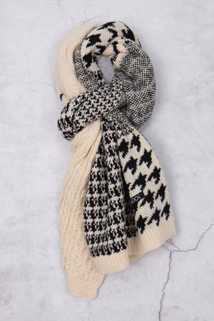 하운드투스 체크 패턴 배색 머플러 AMU138